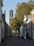 La torre de la catedral desde la Lange Nieuwstraat