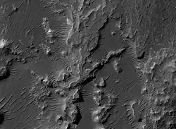 Capas en Uzboi Wallis, vistas por HiRISE. Imagen ubicada en el Cuadrángulo Margaritifer Sinus.