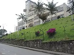 El palacio visto en el ascenso desde la Parque de las aguas.
