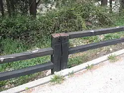 Valla construida con traviesas de tren. Cercedilla. España.