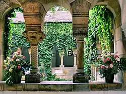 Una imitación de un claustro románico