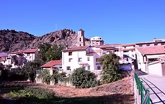 Caserío de Valacloche, desde el puente del río Camarena