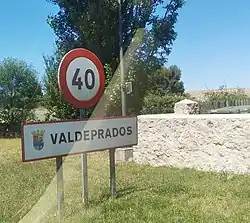 Nombre de la localidad en la señal que indica la entrada a la zona urbanizada