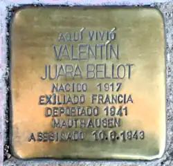 Piedra del recuerdo (stolpersteine) instalada en la puerta de su casa en Alcalá de Henares.