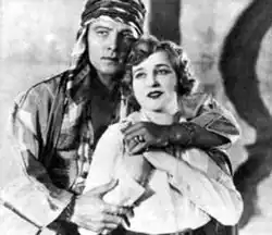 Rodolfo Valentino y Agnes Ayres en The Sheik