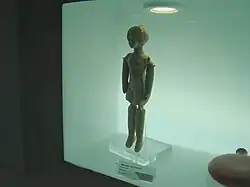 Muñeca articulada en terracota.