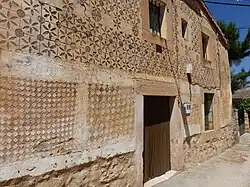 Casa de estilo vernáculo esgrafiada