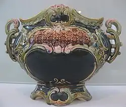 Florero diciochesco de tipo fuente de fayenza o loza fina.