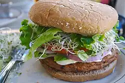 Hamburguesa vegana con topping de vegetales