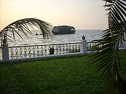 Una vista del lago desde un complejo turístico en Kumarakom