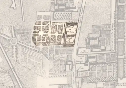Espacio elegido para la Place Louis-le-Grand en 1676, antes de su construcción. Está ocupado principalmente por el Hotel de Vendôme, que informalmente dio su nombre a la plaza, posteriormente será destruido. Mapa de París de François Blondel y Pierre Bullet (el arquitecto del Hôtel d'Évreux), 1676. El norte está a la izquierda.