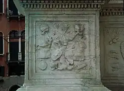 Relieve en la base del monumento a Bartolomeo Colleoni.