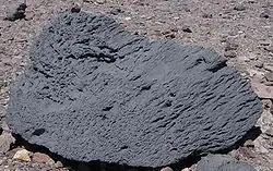 Ventifacto en la cordillera Ventifact (Ventifact Ridge), en el Valle de la Muerte (Mayer, 2003).