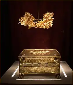 Lárnax y corona de oro de una de las tumbas.