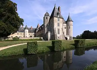 Vista hacia el patio del castillo abierto hacia un lado