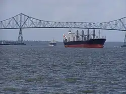 Un barco cuzando bajo el puente