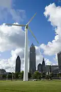Foto de primer plano de la turbina de viento contra el horizonte de Cleveland