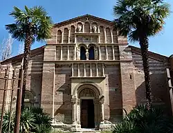 Vista de la fachada de la iglesia de la abadía de Vezzolano (?-1189)