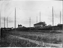 Vista panorámica de las ocho torres para cuatro antenas dirigidas de la estación transmisora para tráfico transcontinental de la "Vía Radiar", 1929. Archivo Diario La Nación