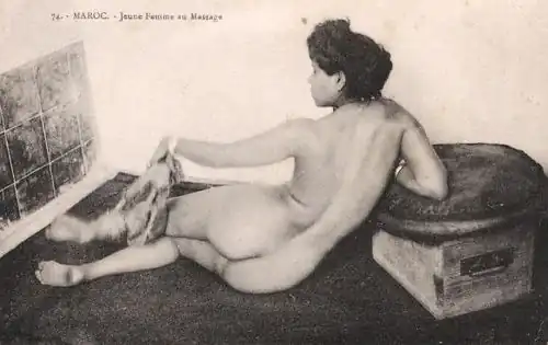 F. Viala, "Joven mujer marroquí masajeándose en el hamman"; años 1900.
