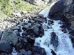 Las cataratas Victoria, que caen sobre el lago O'Hara.