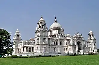 El Victoria Memorial (1906-1921) en Calcuta es un ejemplo famoso de la arquitectura indo-sarracena.