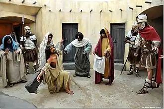 Escena 28: Jesús cargando la cruz camino al Calvario