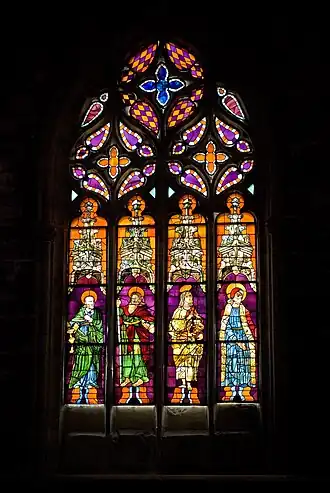 Vitral de la catedral con Cuatro santos