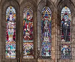 Vidrieras de la iglesia. De izda. a dcha. San Agustín, San Miguel Arcángel, San Fermín y San Veremundo.