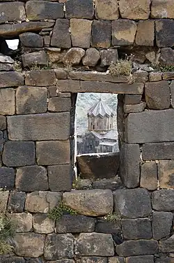 Vista de la iglesia de Vahramashen desde las ruinas de Amberd .