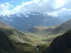 Vista a 3,5 km de la cima del torrente Lenta y a continuación, una parte al 9 % más abajo a la izquierda, y el Albaron, (3638 m) al fondo.