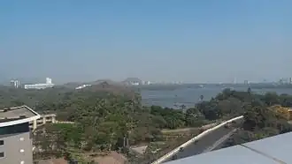 Lago Powai visto desde la isla Esmeralda