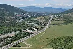 El valle, mostrando la autopista cercana al río