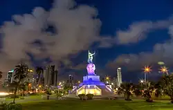 Vista completa del monumento de noche.