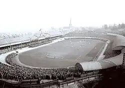 Villa Park durante un partido contra el Liverpool F. C. en 1907. El terreno aún no está urbanizado y aún se puede ver la pista para bicicletas.