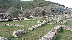 Vista del conjunto. Al fondo se nota el trazado de las carreteras actuales.