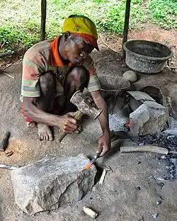 Herrero del pueblo, tribu Aari