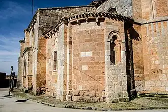 Véase la ventana abierta en el contrafuerte del ábside