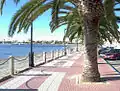 Un paseo marítimo bordea toda la playa.