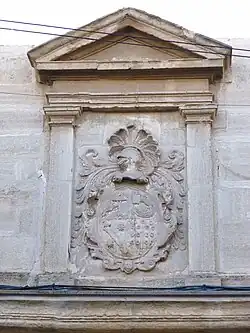 Escudo de los Calera en la calle de Santa María 3