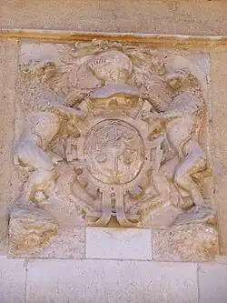 Escudo de Ortiz en la calle del Pedregal