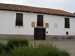 Casa señorial con escudos.