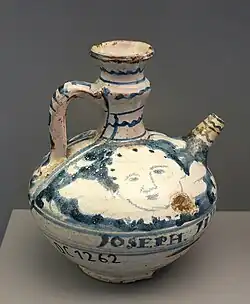 Alcuza vinagrera con decoración de querubines. Museo Nacional de Artes Decorativas