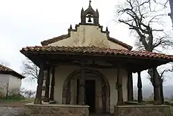 Vista frontal con atrio de entrada