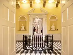 Rotonda, con la estatua de George Washington de Jean-Antoine Houdon en el centro