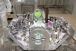 Óptica intrincada, con una persona cerca a escala