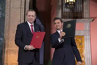 El presidente Recep Tayyip Erdoğan junto con el presidente Enrique Peña Nieto en la Ciudad de México; febrero de 2015.