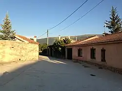 Vista de una de las calles de Cañicosa, al fondo la Sierra de Guadarrama