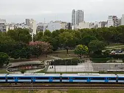 Vista desde la altura, con las vías del ferrocarril.