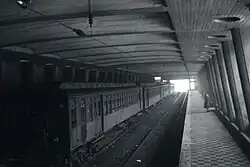 Vista de un tren de madera parado en la vía del andén de la Estación subterránea de la Naja a Portugalete